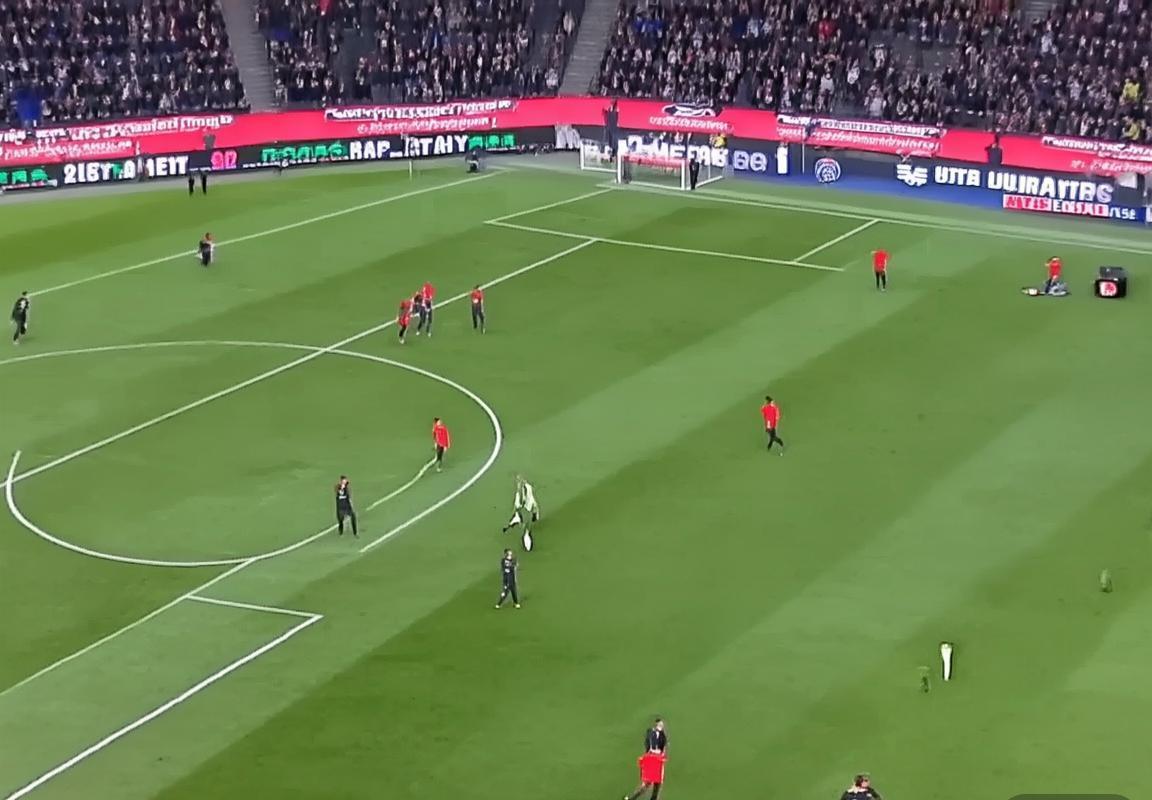 巴黎圣日耳曼VS曼联：巅峰对决战术解析与历史战绩回顾(图1)